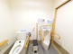 安全な設備が整ったトイレの内観