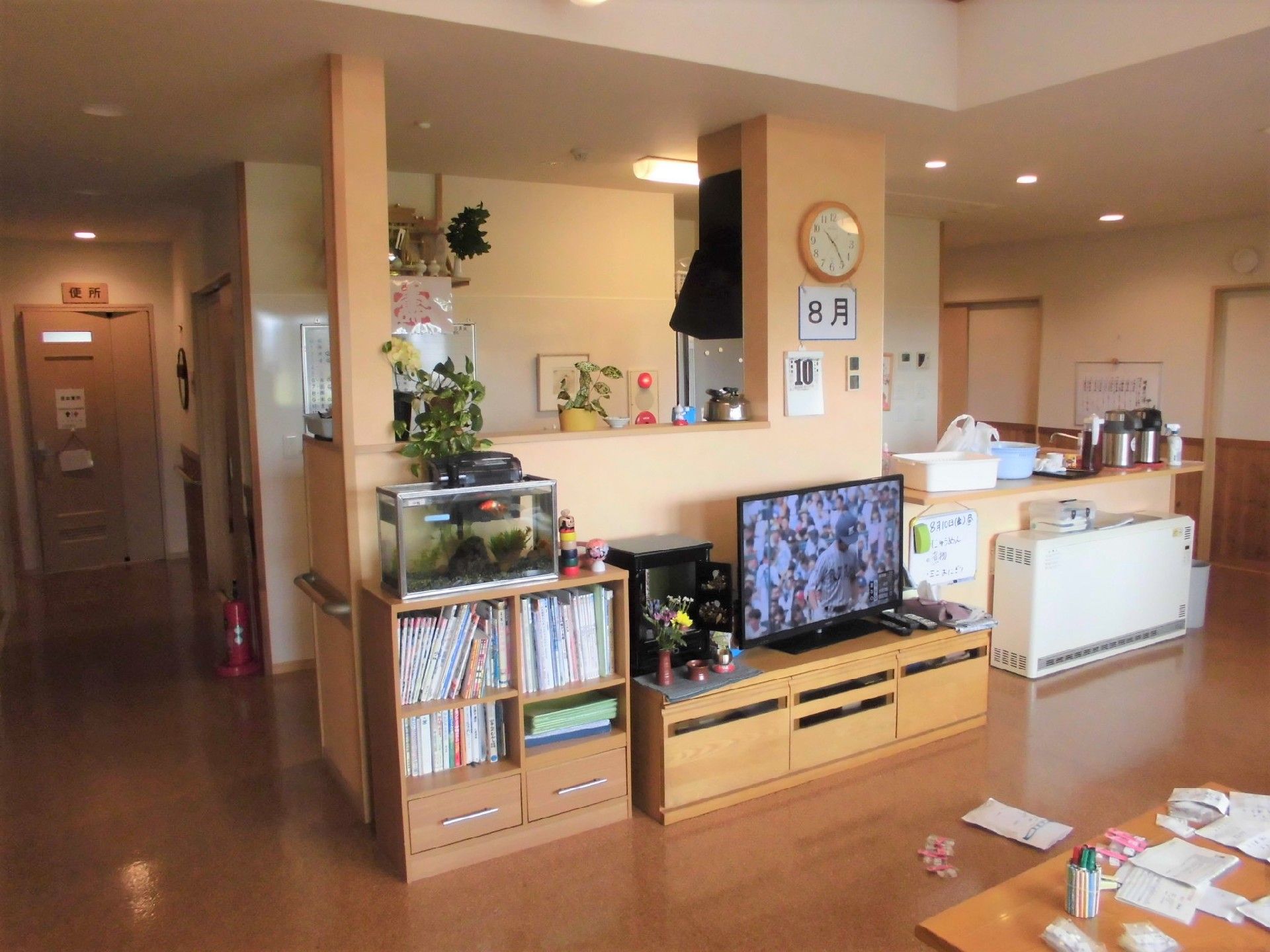 木のぬくもりが感じられる館内にはテレビや水槽、本棚などが置かれ、照明も明るすぎない。