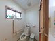 手すり付きの広いトイレと洗面所