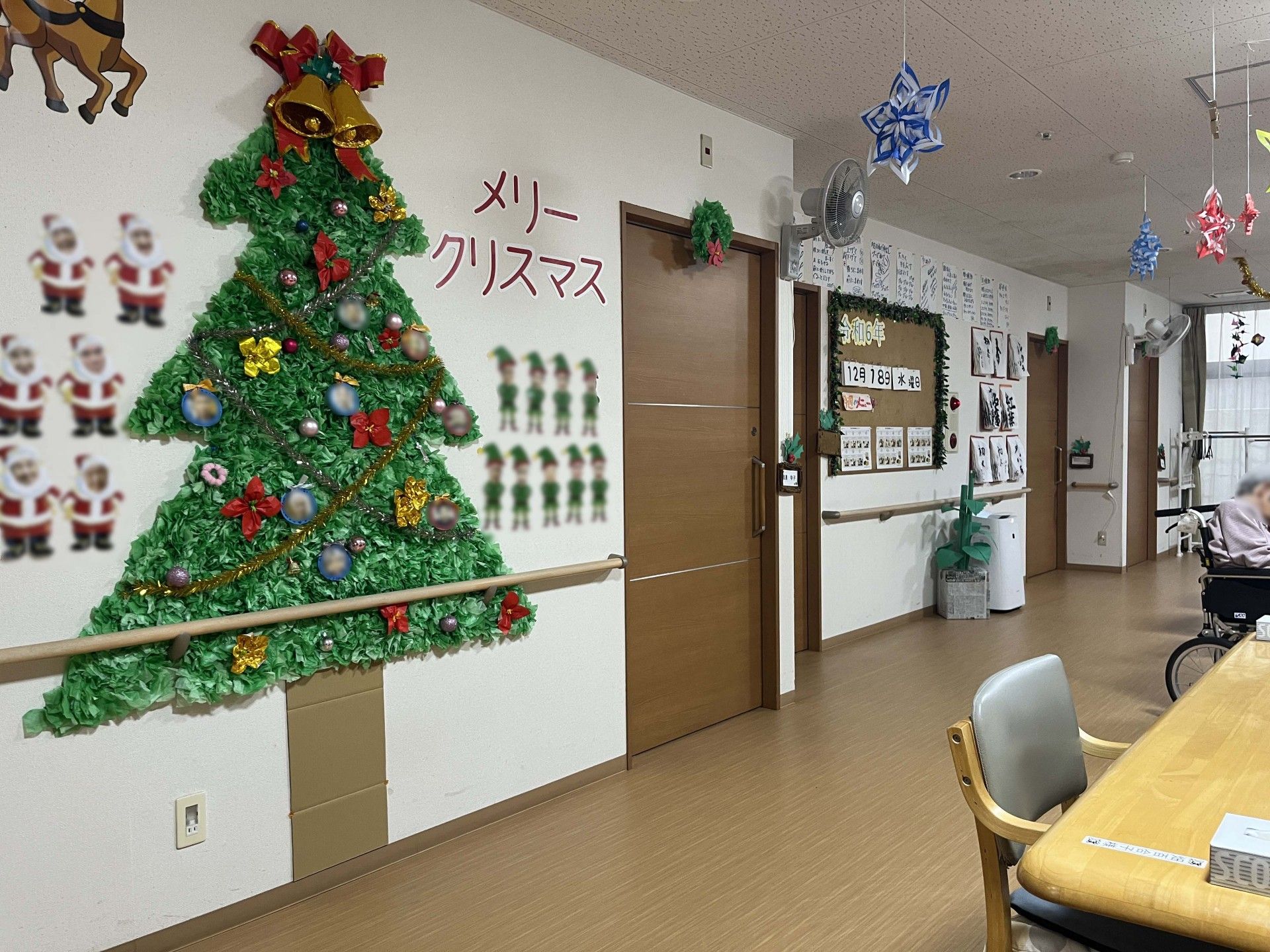 クリスマス装飾の廊下