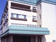 青空の下の建物外観