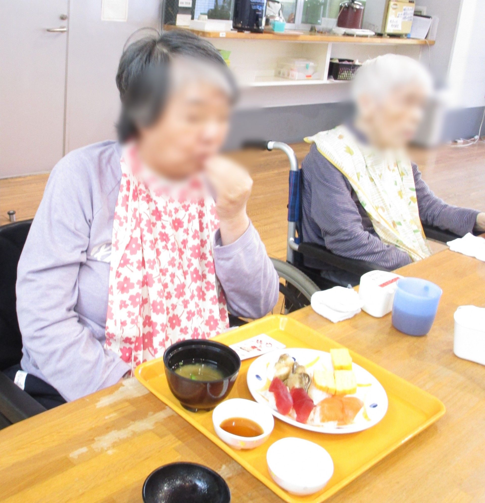 食事を楽しむ様子
