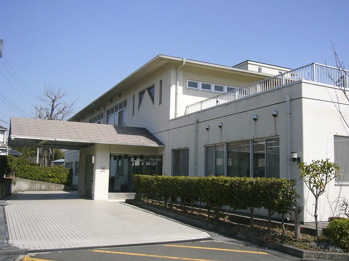 明るい外観の施設入口