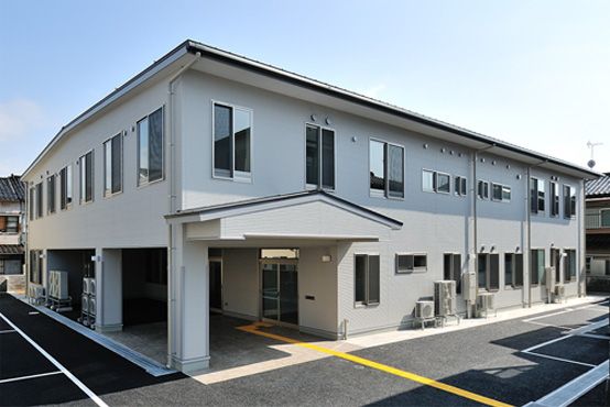 明るい外観の施設正面