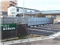 駐車場がたくさんある建物の写真。グループホーム遊子苑の外観