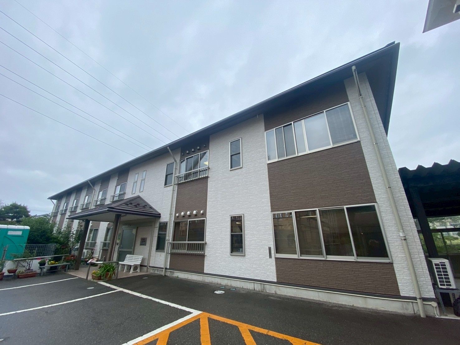 落ち着いた外観の建物