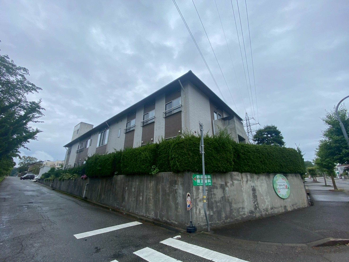 緑に囲まれた建物の外観