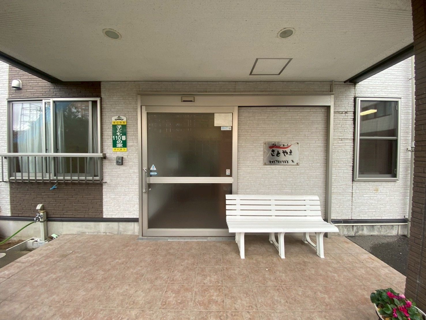 入口のベンチと扉