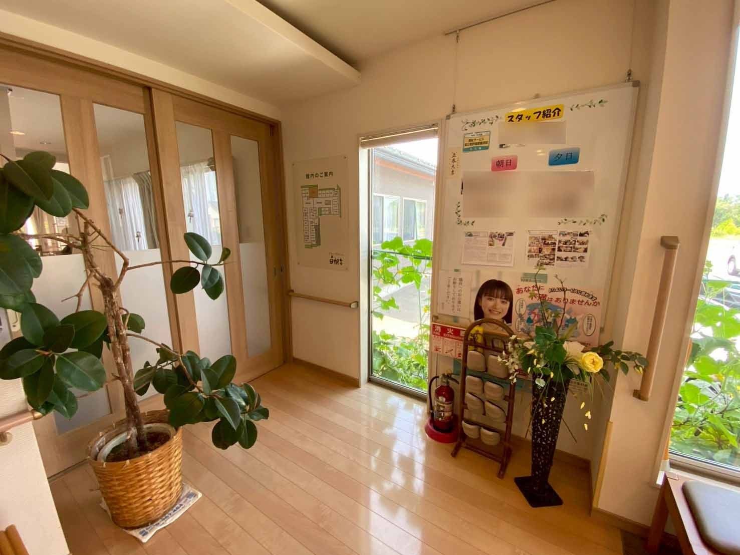 明るい廊下の掲示板