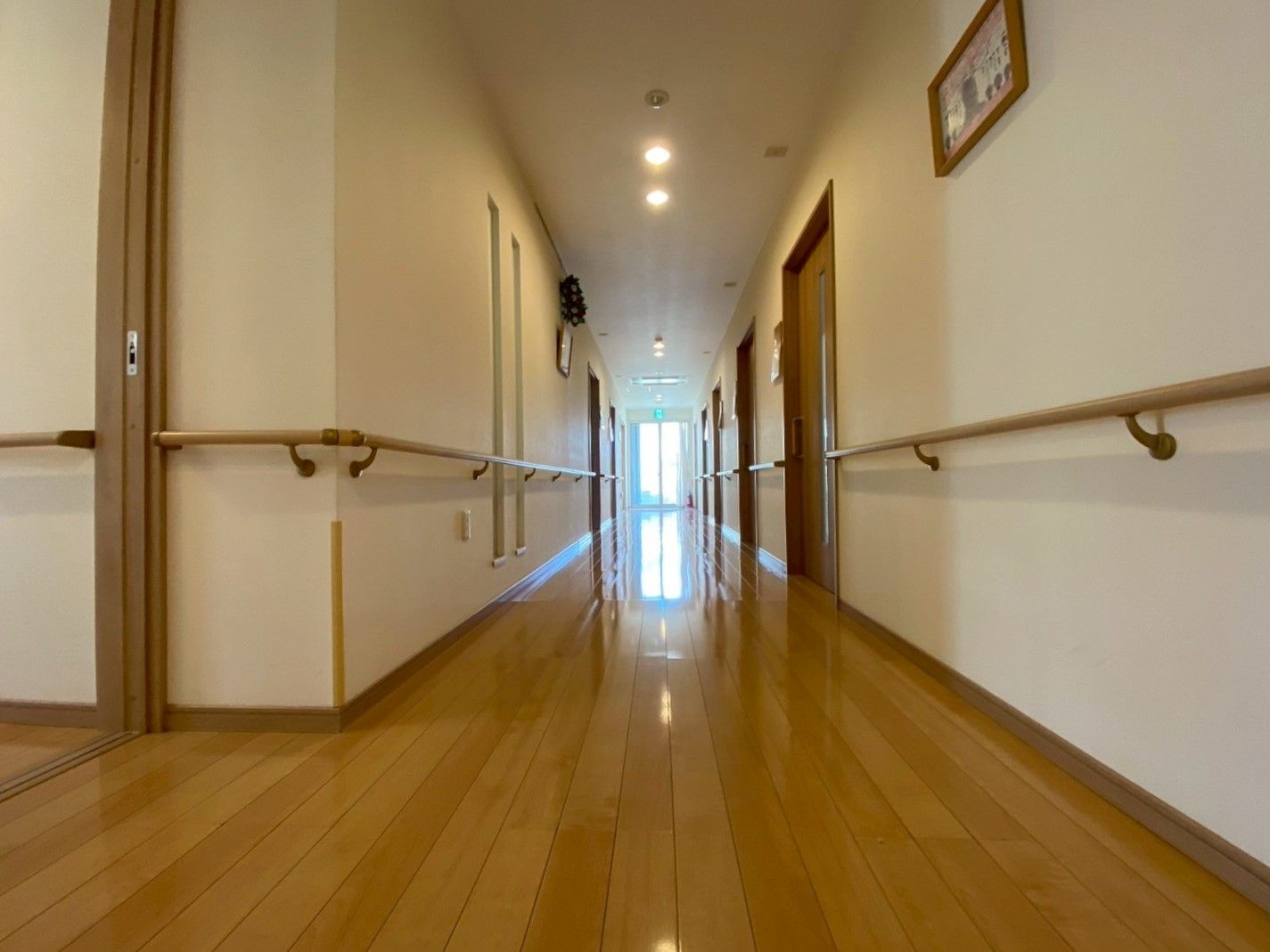 手すり付きの長い廊下