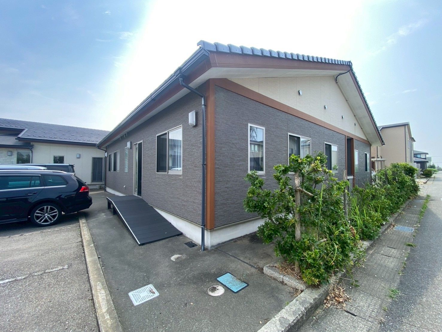 スロープ付きの建物外観