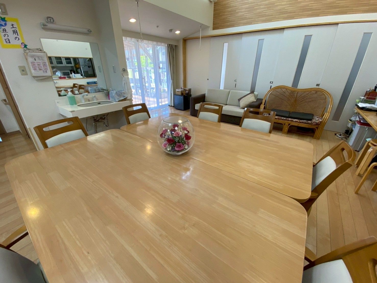 紙と使ったレクリエーションを楽しむ高齢女性と女性スタッフ