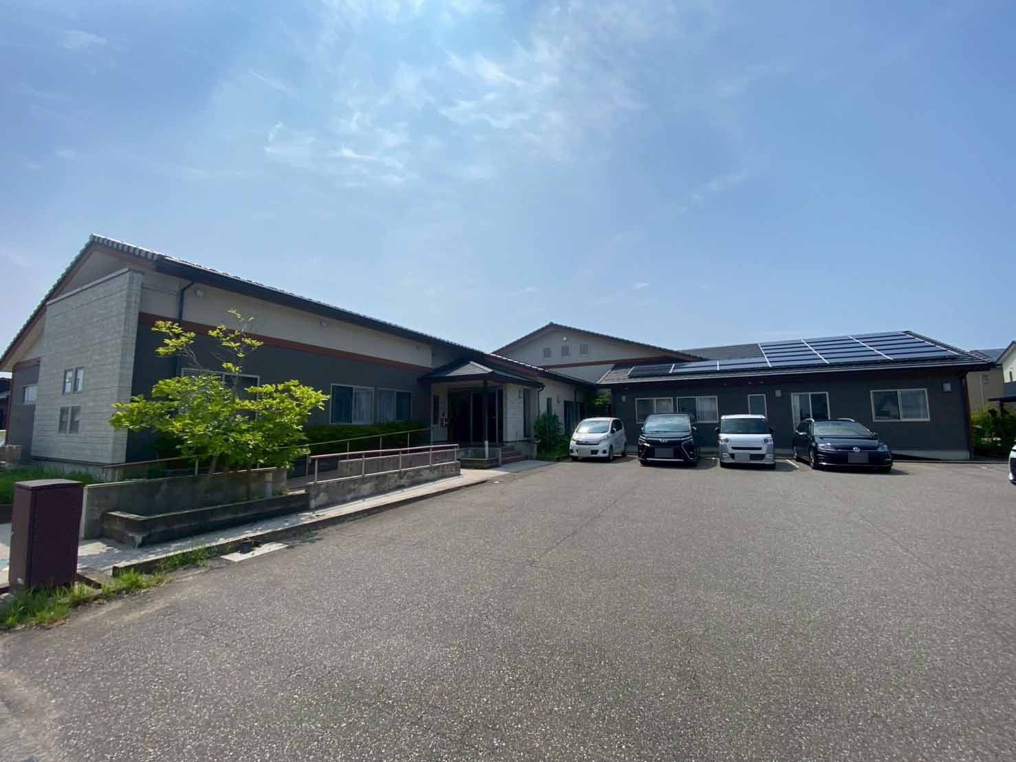 広い駐車場の建物外観