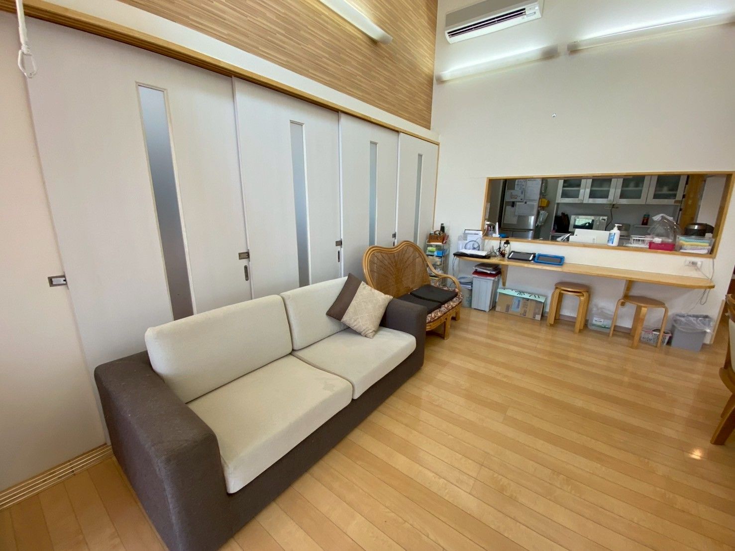 介護車両へ移動する車椅子に乗った高齢女性と介助をする女性ヘルパー