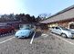広々とした駐車場の外観