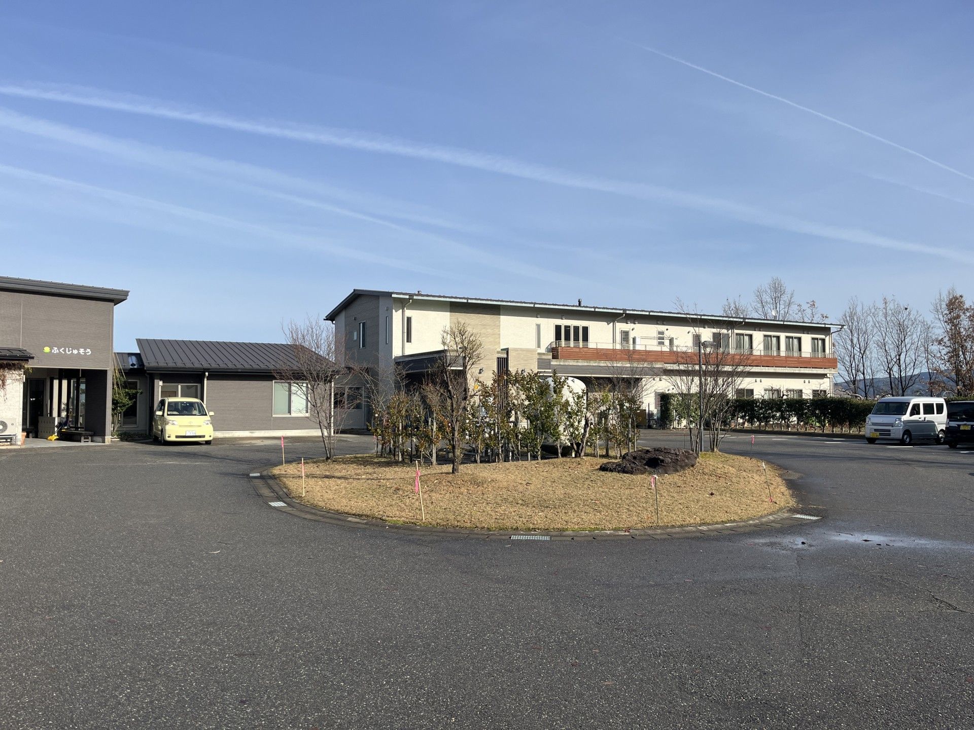 広い駐車場と建物