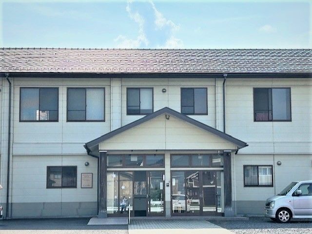 ゆったりとした入口の建物正面