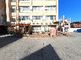 広々とした駐車場と建物の外観