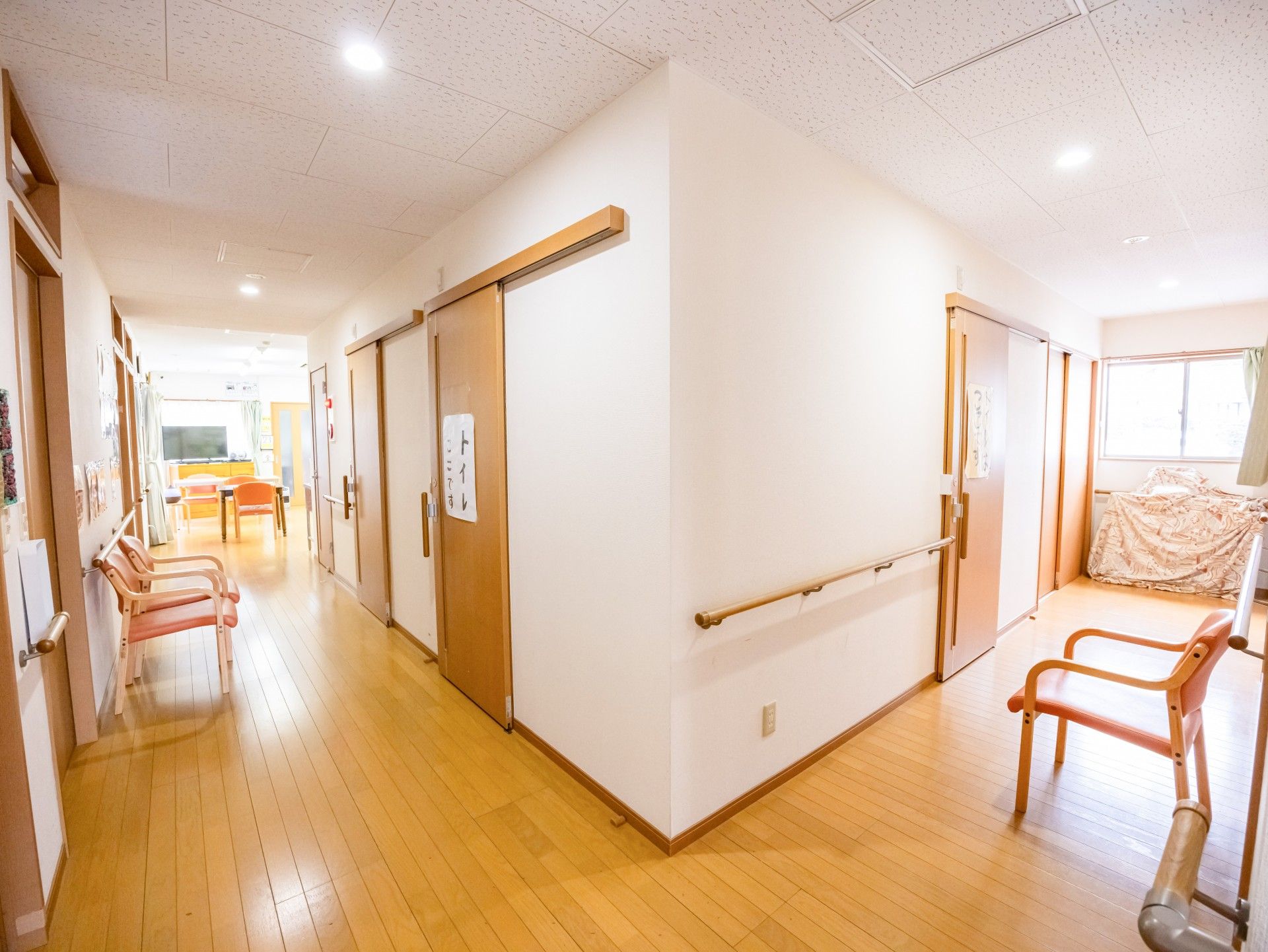明るく広々とした廊下