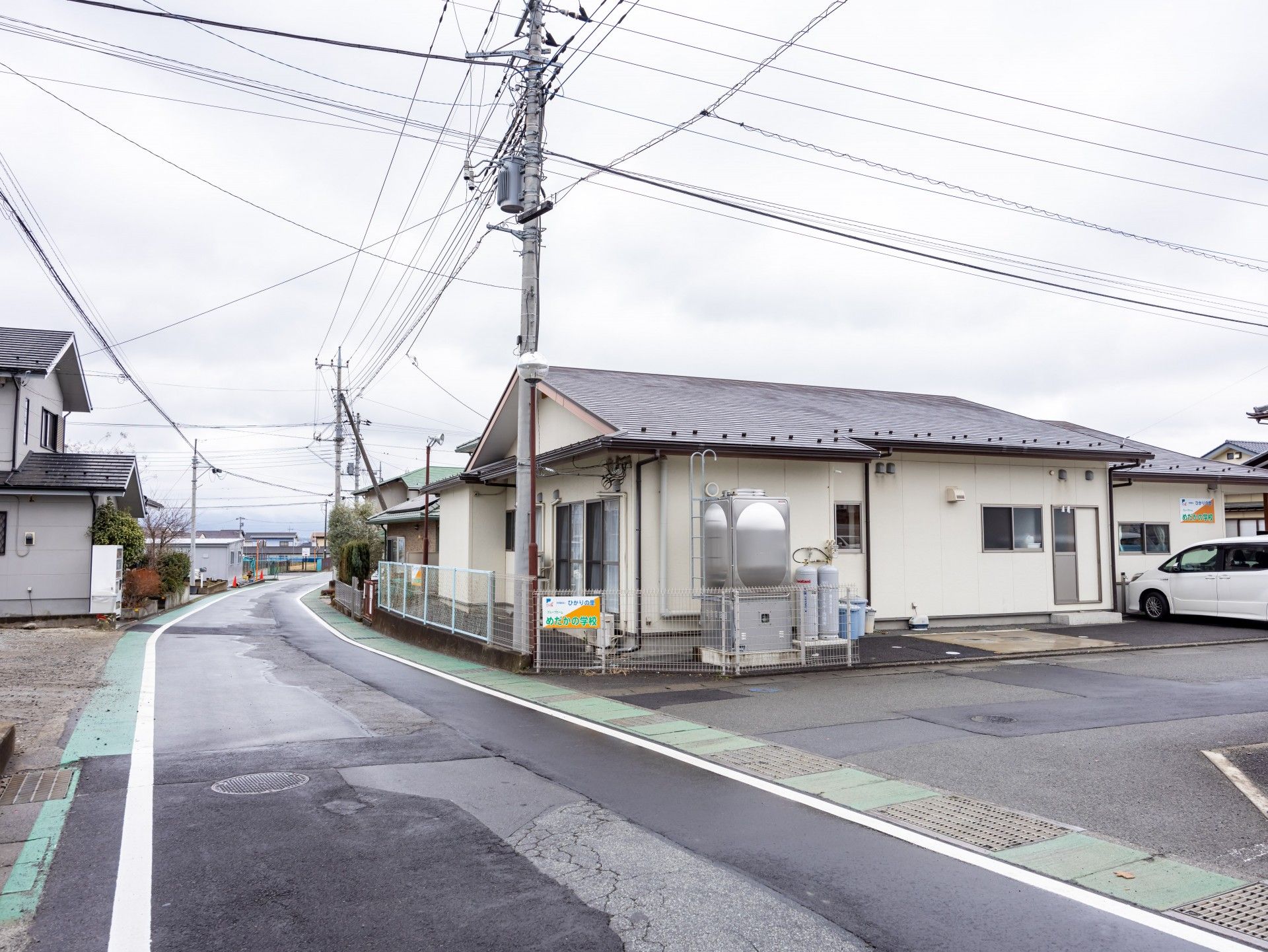 平屋建ての施設外観
