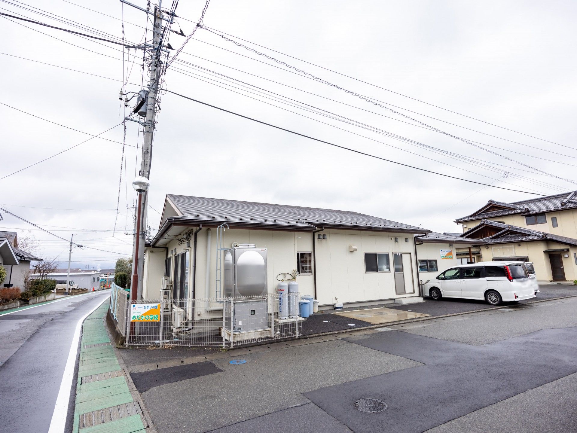 ゆったりとした外観の建物