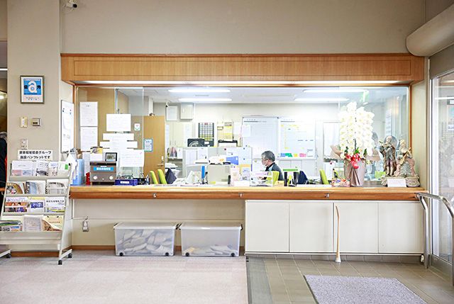 明るい受付カウンター