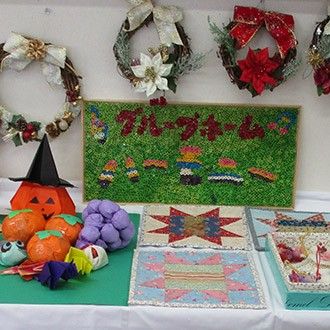 手作りの装飾品展示コーナー
