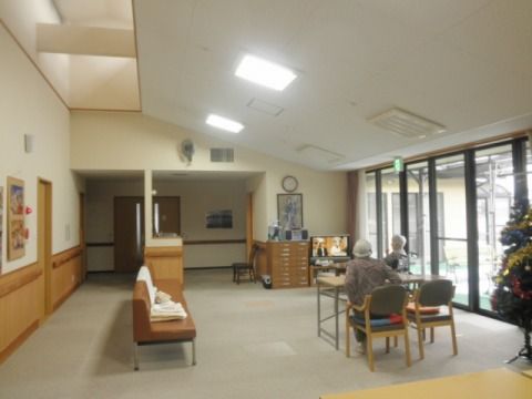 天井が高く明るいホール。ソファやテーブルが多く置かれていて、あちこちに座る場所がある。