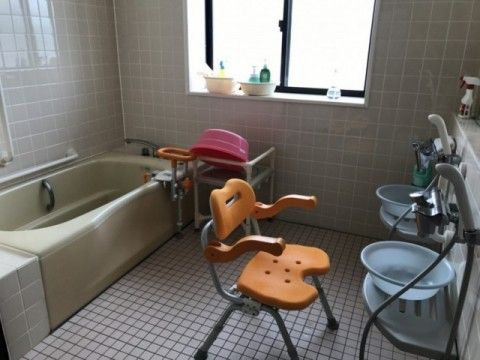 一人用の浴槽が設置された浴室にはシャワーチェアや手すりもあり、安全に入浴できる工夫がされている。