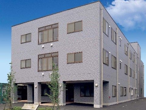 3階建ての介護付き有料老人ホームの外観