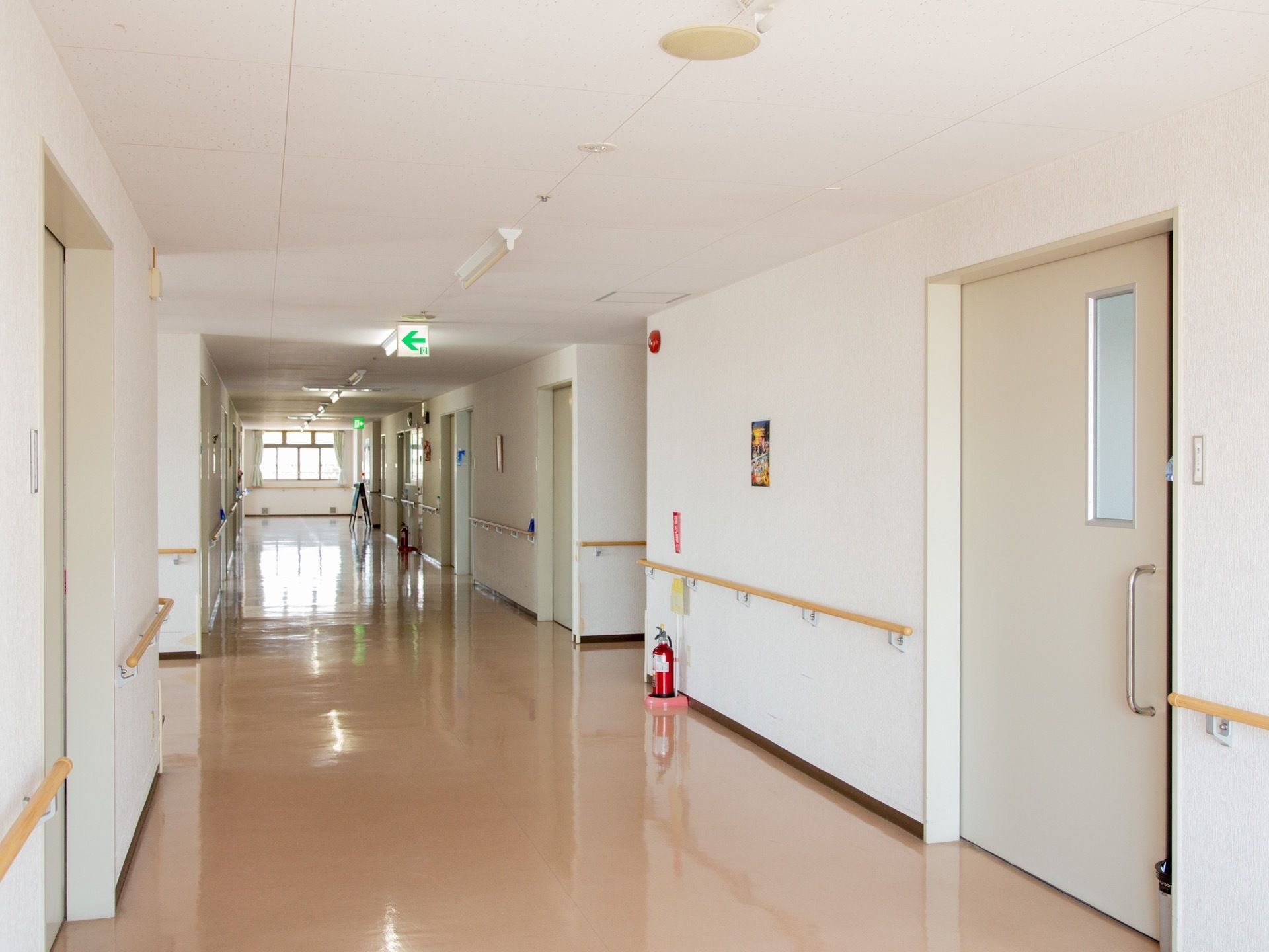 良く磨かれた通路の幅は広く、両側に居室が並んでいる。不要な物は置かれておらず、入居者様が移動しやすい。