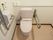 トイレは洋式で、便座横や壁には手すりを設置しているので安心して利用できる。介護者も一緒に入れる広さがある。