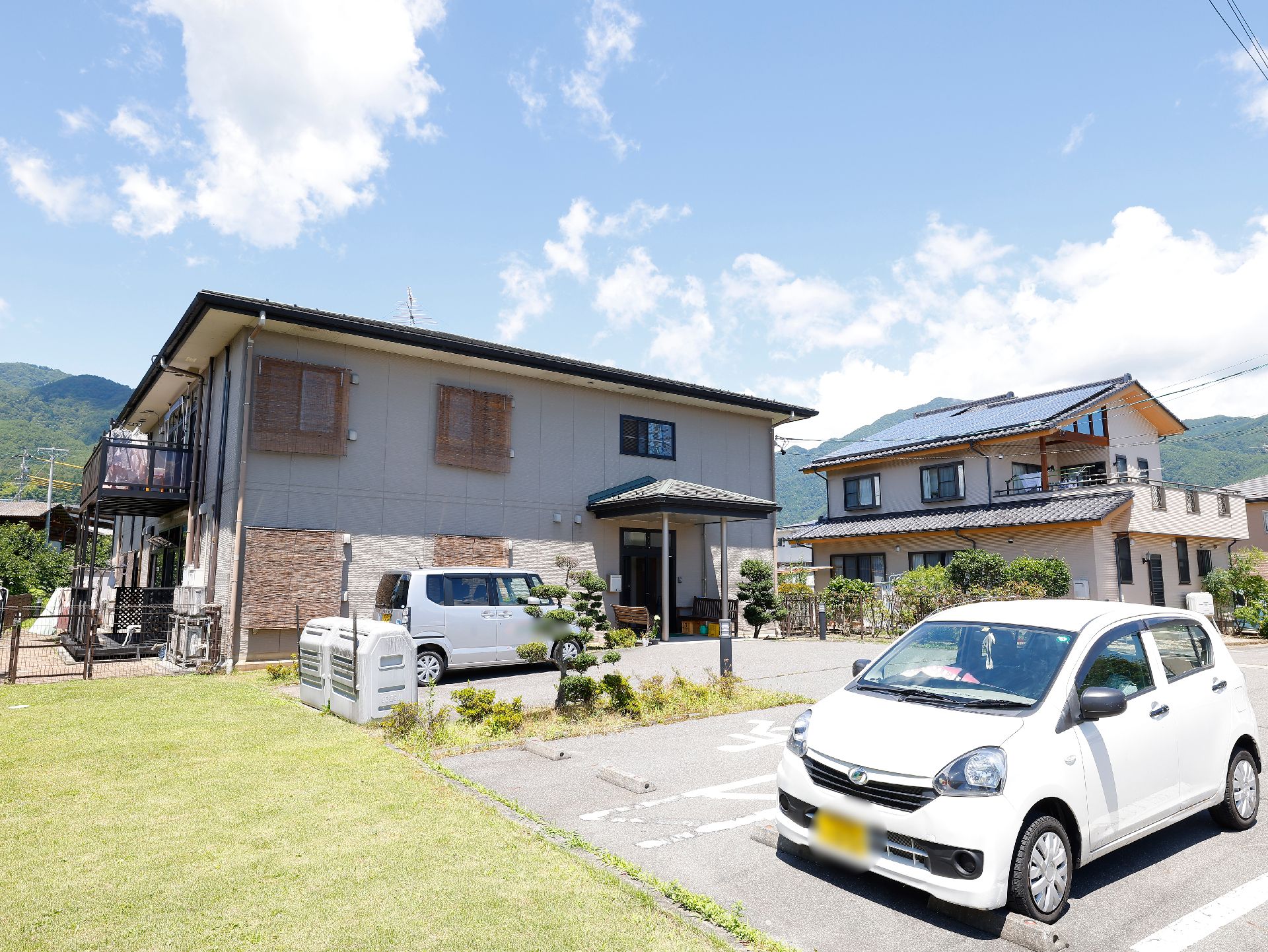 民家のような構造で、アットホームな雰囲気が感じられる外観