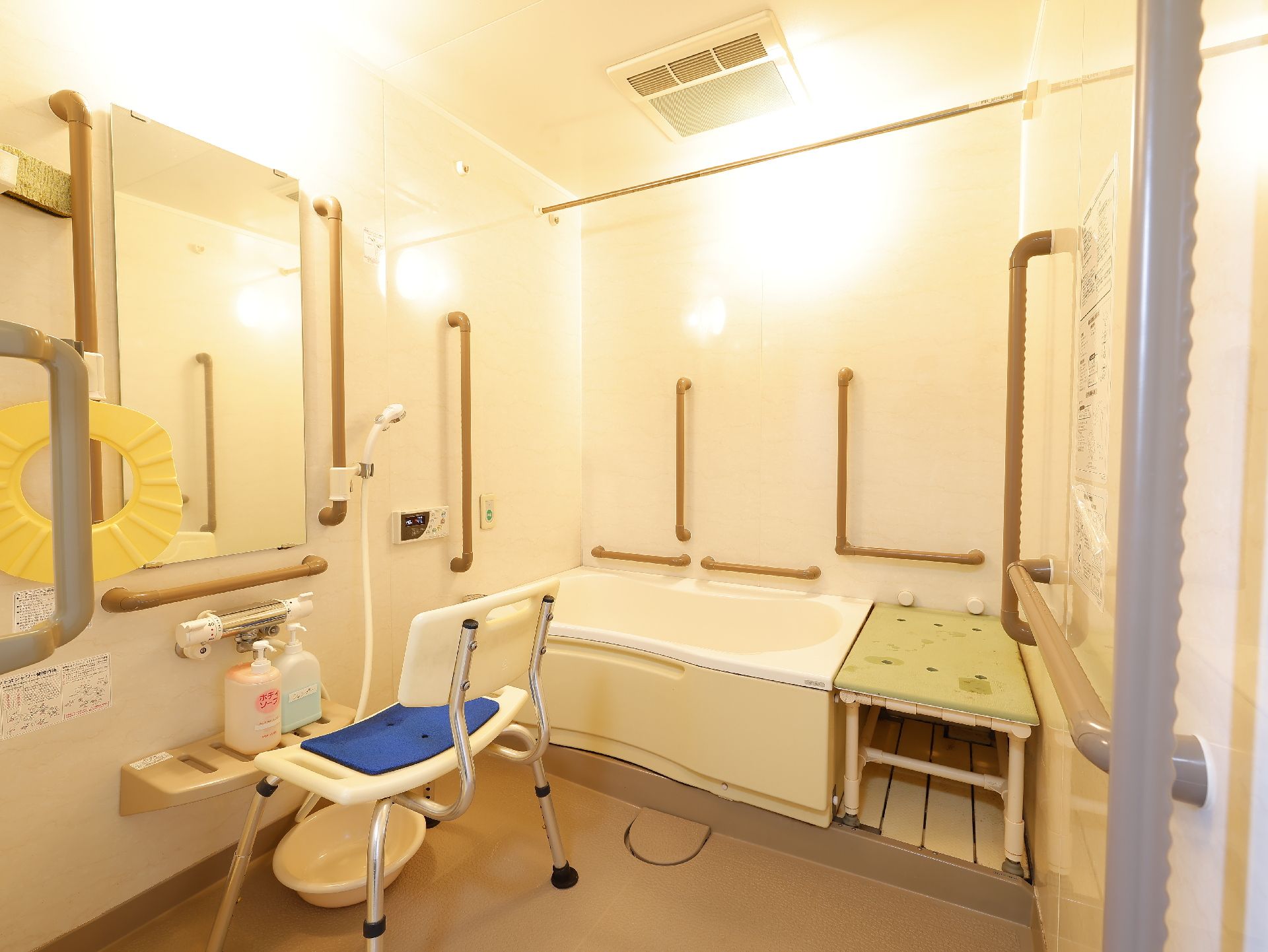 バリアフリー完備で、手すりが多数取り付けられている浴室