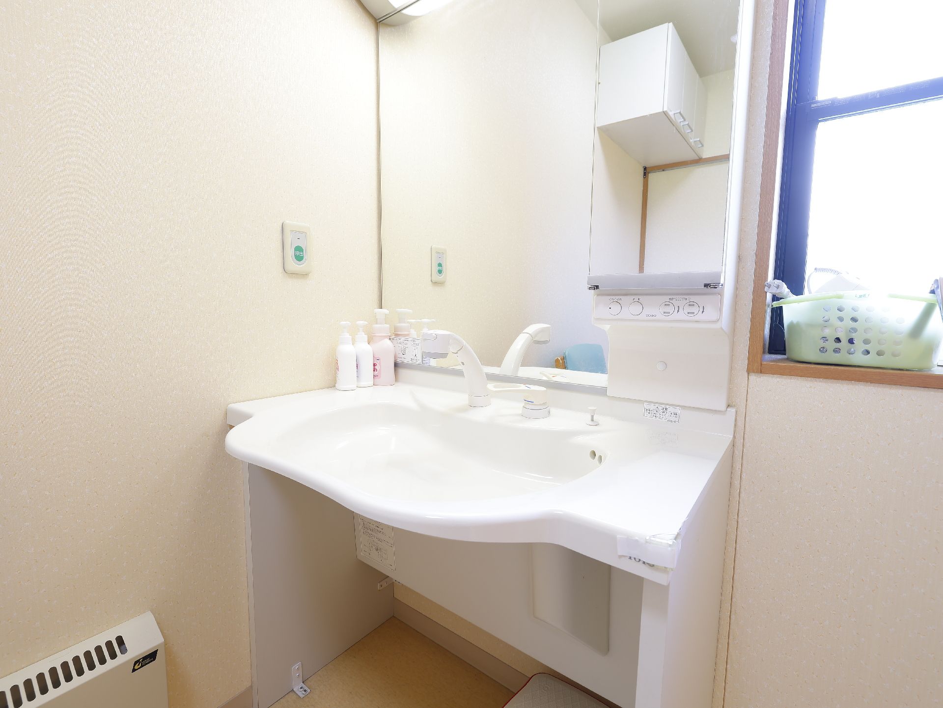 車いすの方が利用しやすいように、下部にスペースが設けられた洗面台