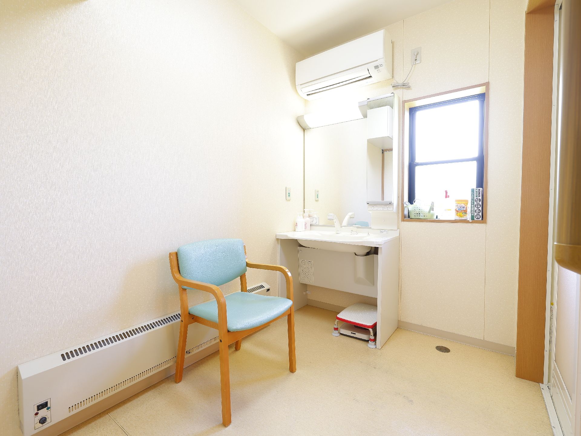 隣に窓が設置され、椅子に座った状態でも利用できる洗面台