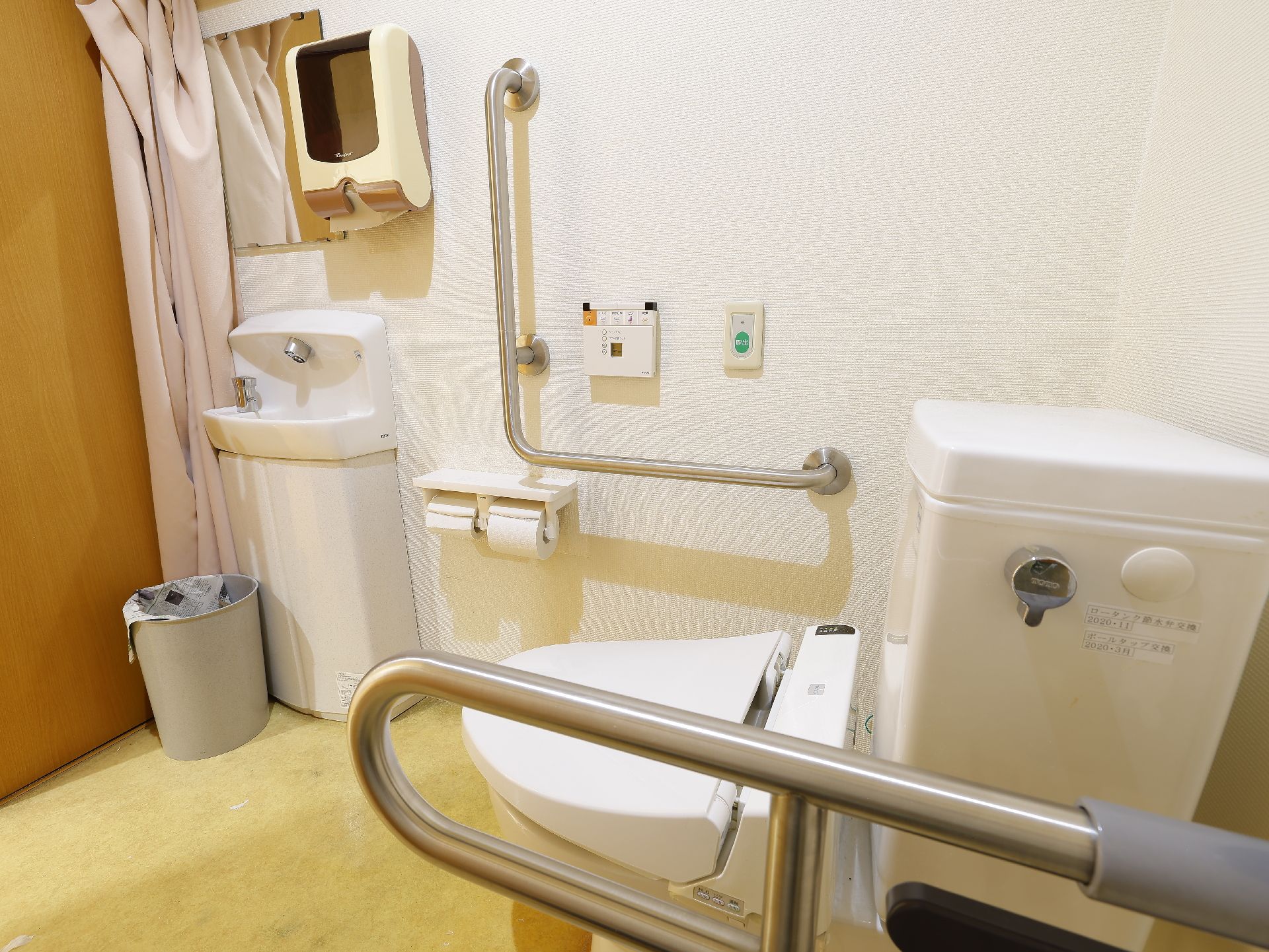 手すりが取り付けられ、完全にバリアフリー化されているトイレ