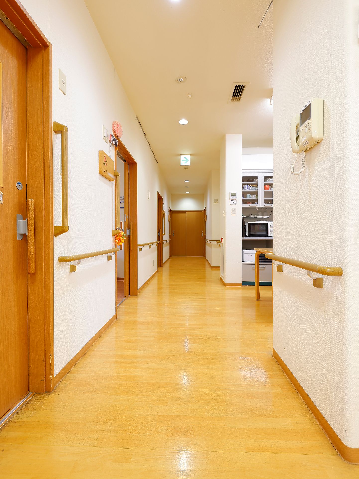バリアフリー完備で、手すりが取り付けられ段差が解消されている廊下