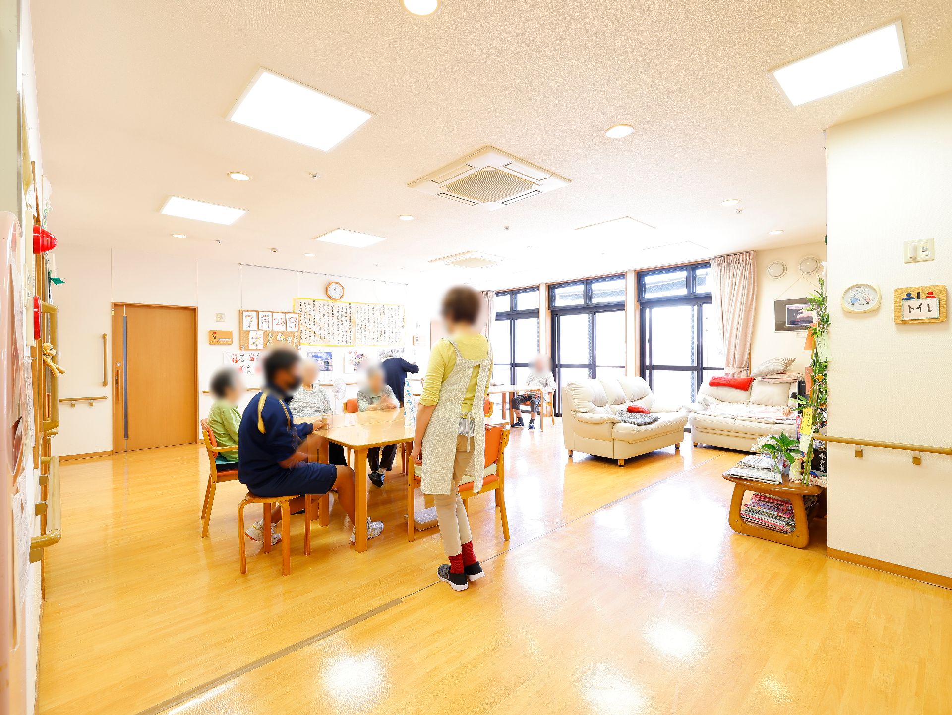 スペースが十分に確保され、入居者が自由な時間を過ごせるリビング