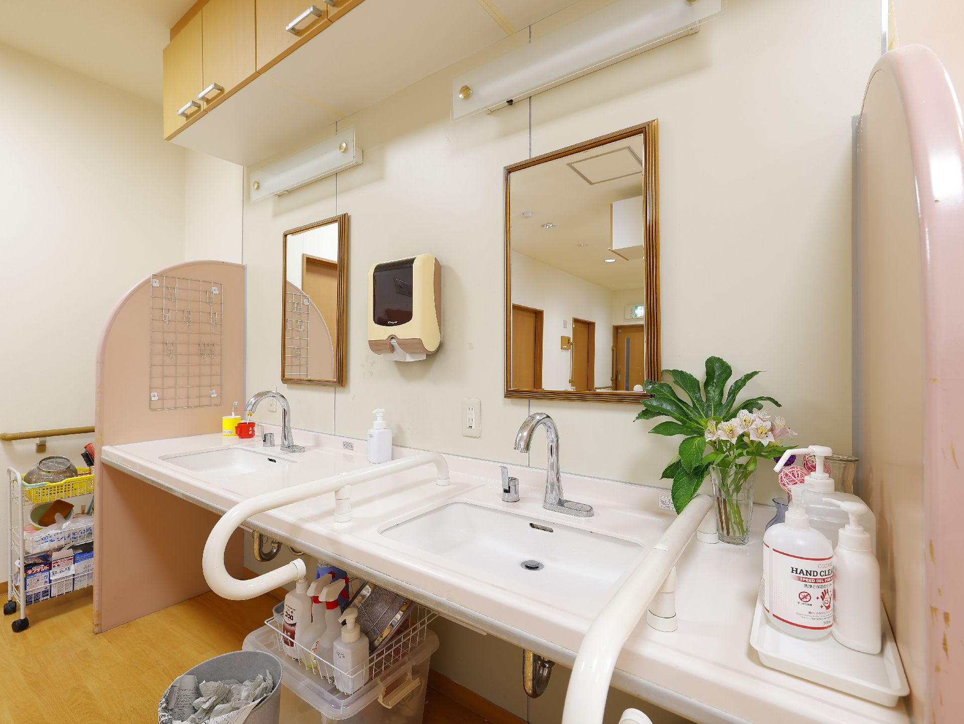手すりが取り付けられ、車いすの方でも利用しやすい構造の洗面台
