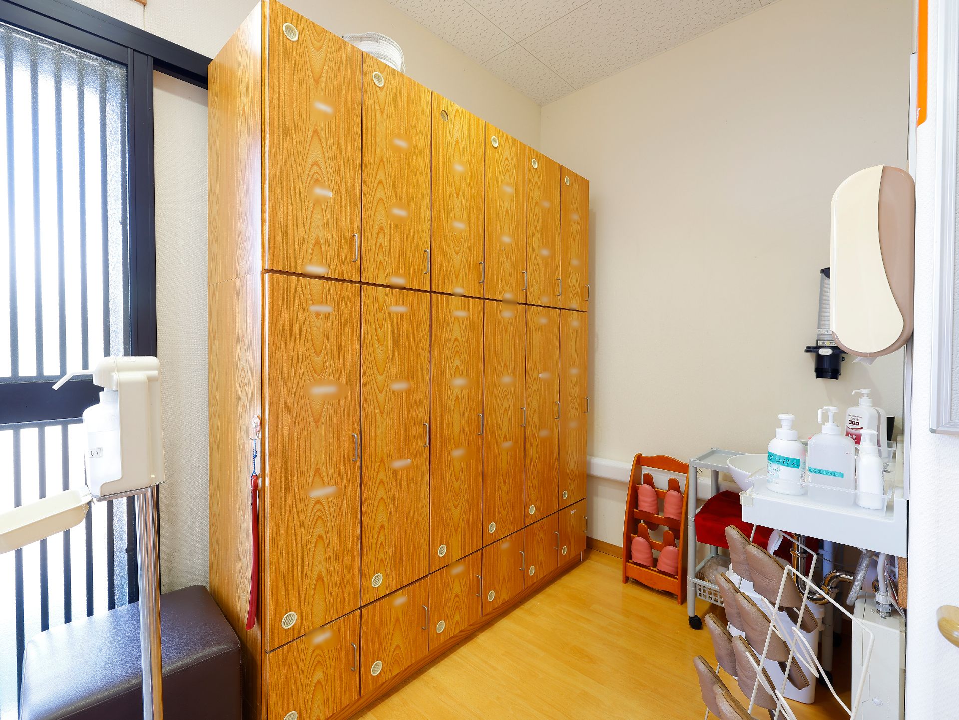 入居者向けの下駄箱、洗面台などが設置されている玄関