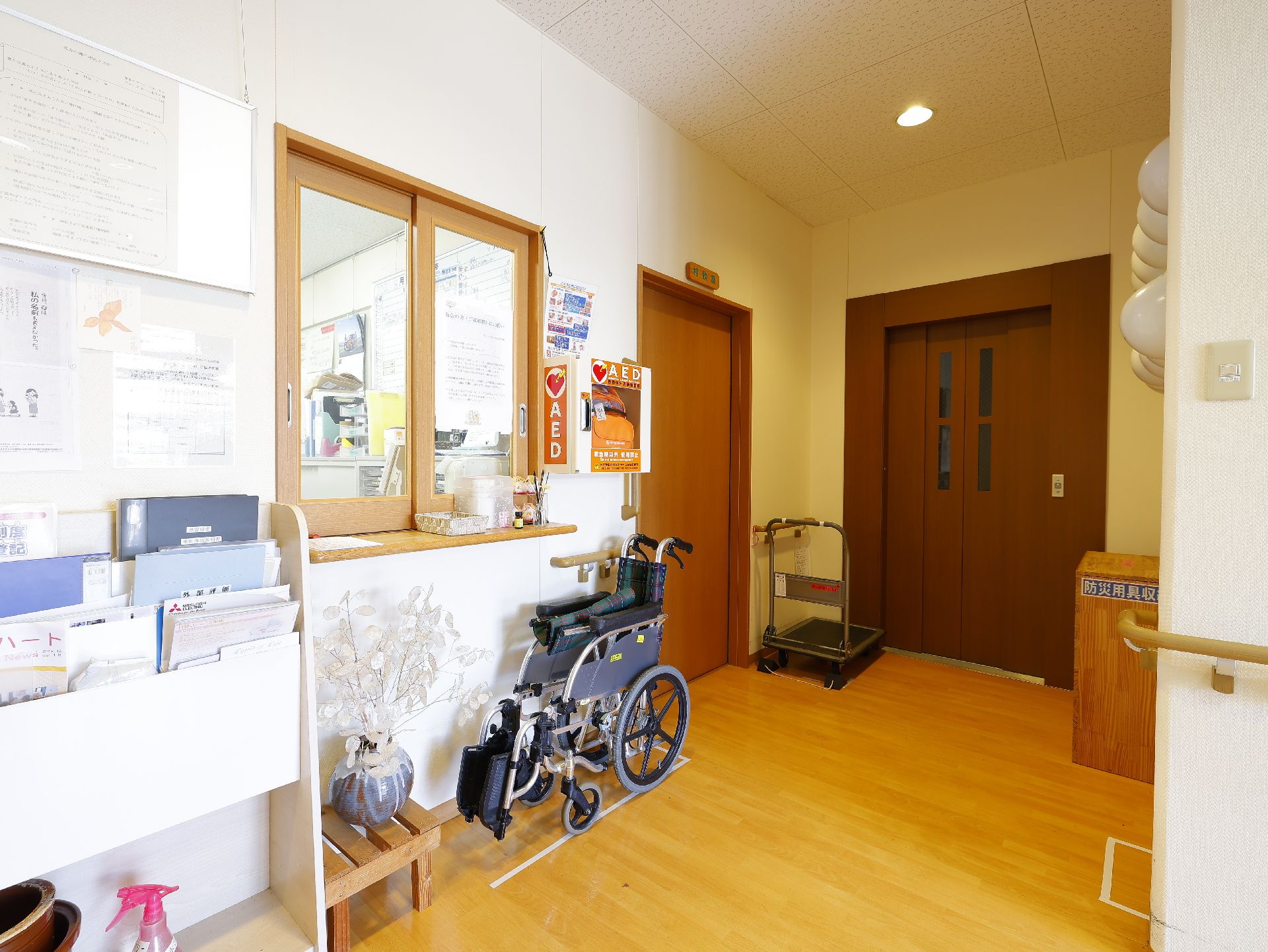 見やすい場所に設置され、隣にAED装置も置かれている受付