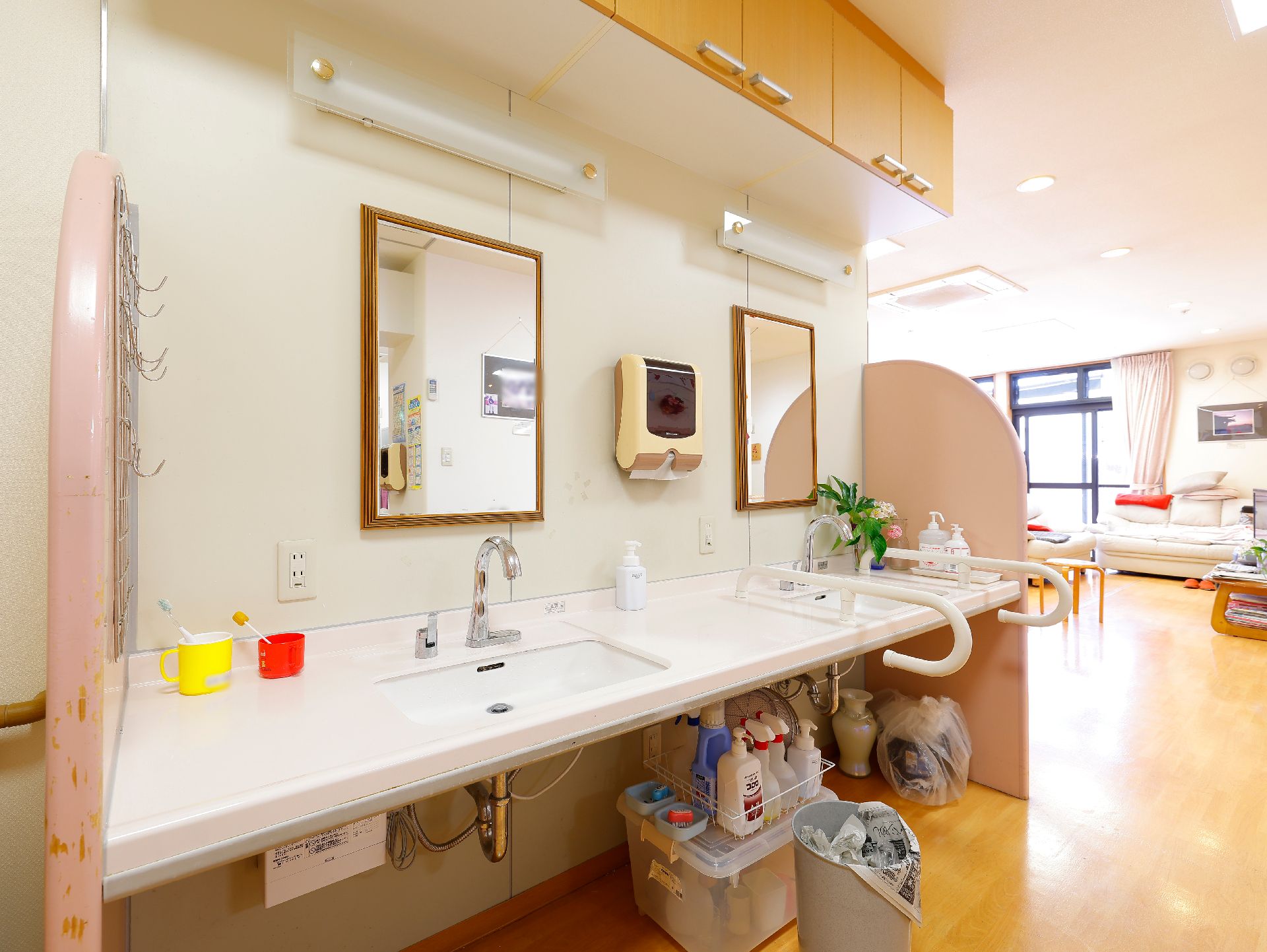 車椅子で外出する高齢女性に寄り添う女性ヘルパー