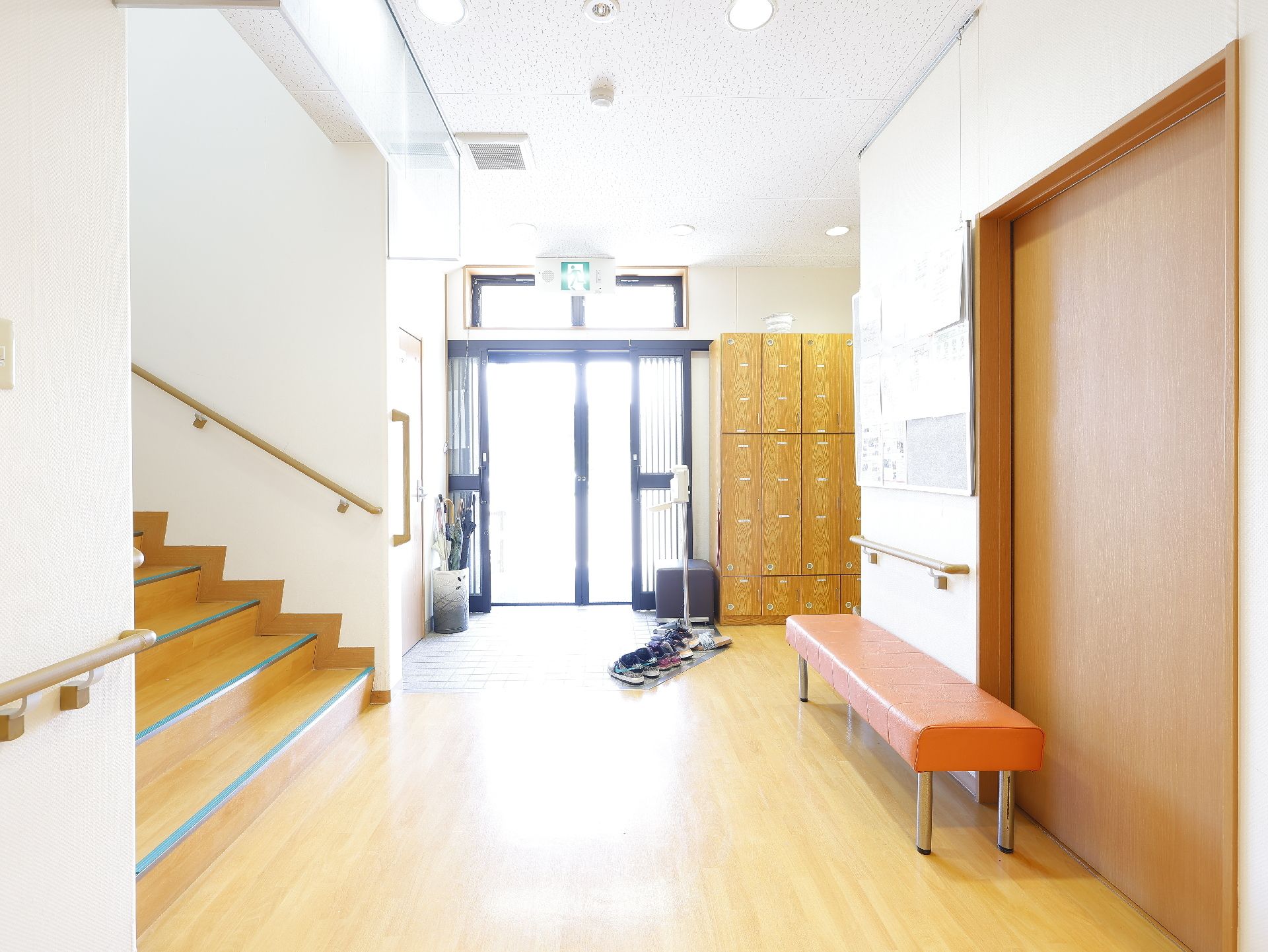 車椅子に乗った高齢男性に寄り添う女性