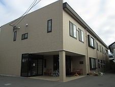 ゆったりとした外観の建物