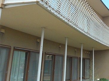 日差しが差し込む外観