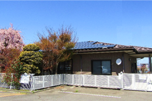 青空の下の建物外観