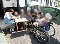日差しの下での交流