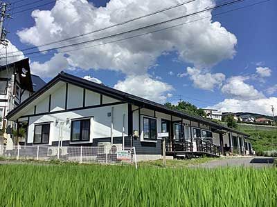 緑に囲まれた施設外観