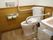 個室トイレの一例である。中央奥に温水洗浄便座が設置された便座があり、トイレの左右に手すりが取り付けられている。